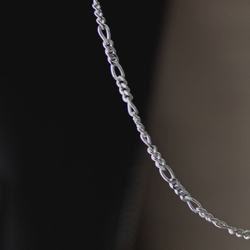 Produktvideo zeigt Figaro Herren Halskette aus 925 Sterling Silber in sanfter Bewegung wodurch Gliederstruktur Glanz und maskuline Präsenz deutlich sichtbar werden Sprezzi Fashion