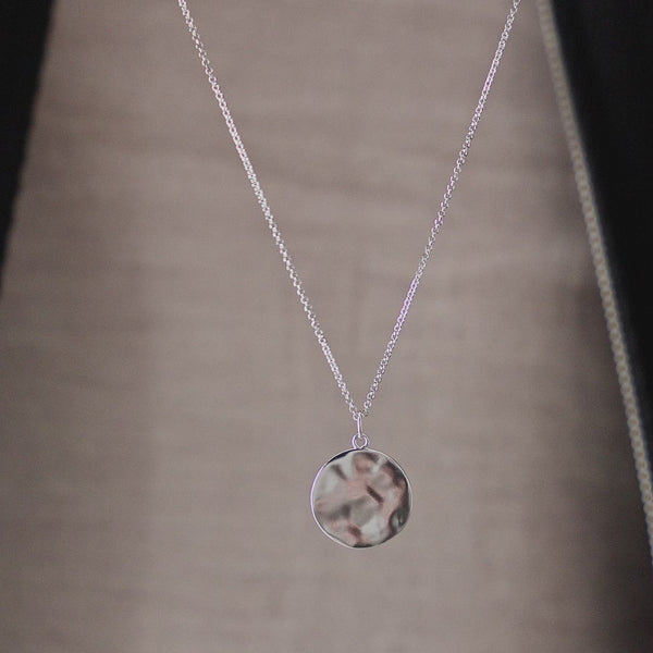 Video Nahaufnahme der Herren Halskette mit gehämmertem Anhänger aus 925 Sterling Silber zeigt feine Hammerschläge lebendige Reflexionen und hochwertige Verarbeitung mit klarer Struktur Sprezzi Fashion