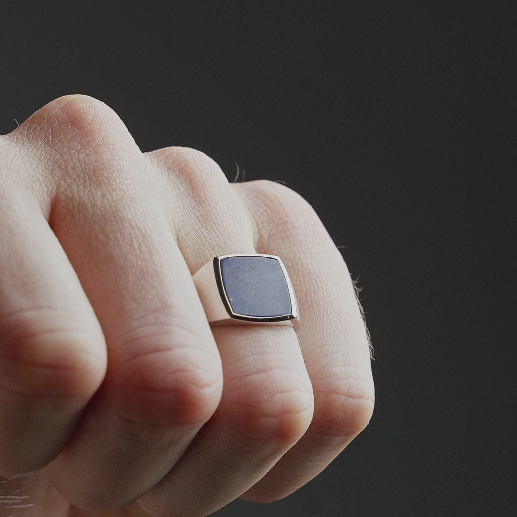 Produktvideo zeigt einen Herren Ring aus 925 Sterling Silber mit blauem Lapislazuli Stein in eckiger Form, maskulin und präsent am Finger getragen Sprezzi Fashion