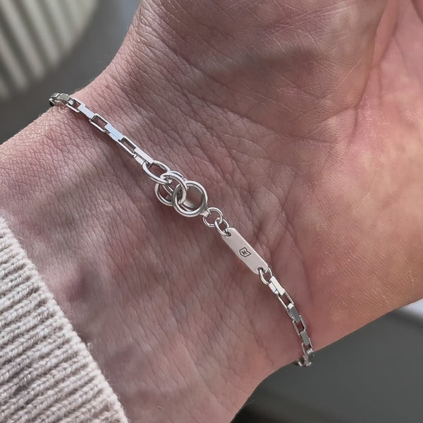 Minimalistisches Silberarmband Herren aus 925 Sterling Silber im Small Paperclip Design, am Handgelenk getragen, wobei Verschluss und feine Gliederstruktur detailliert sichtbar werden Sprezzi Fashion