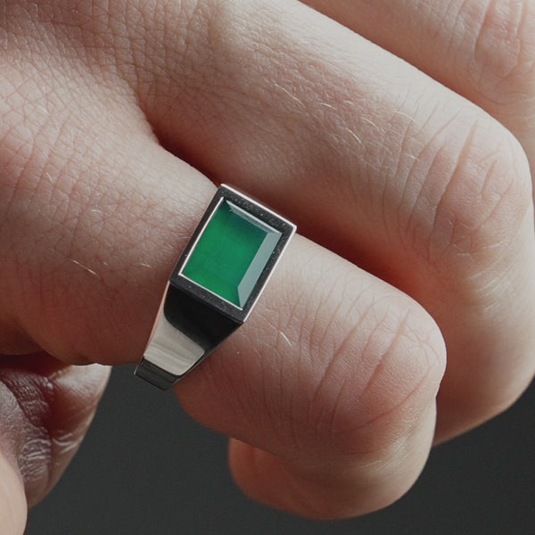 Produktvideo zeigt einen Herren Ring aus 925 Sterling Silber mit klassischem grünem Achat Stein, ruhig am Finger getragen Sprezzi Fashion