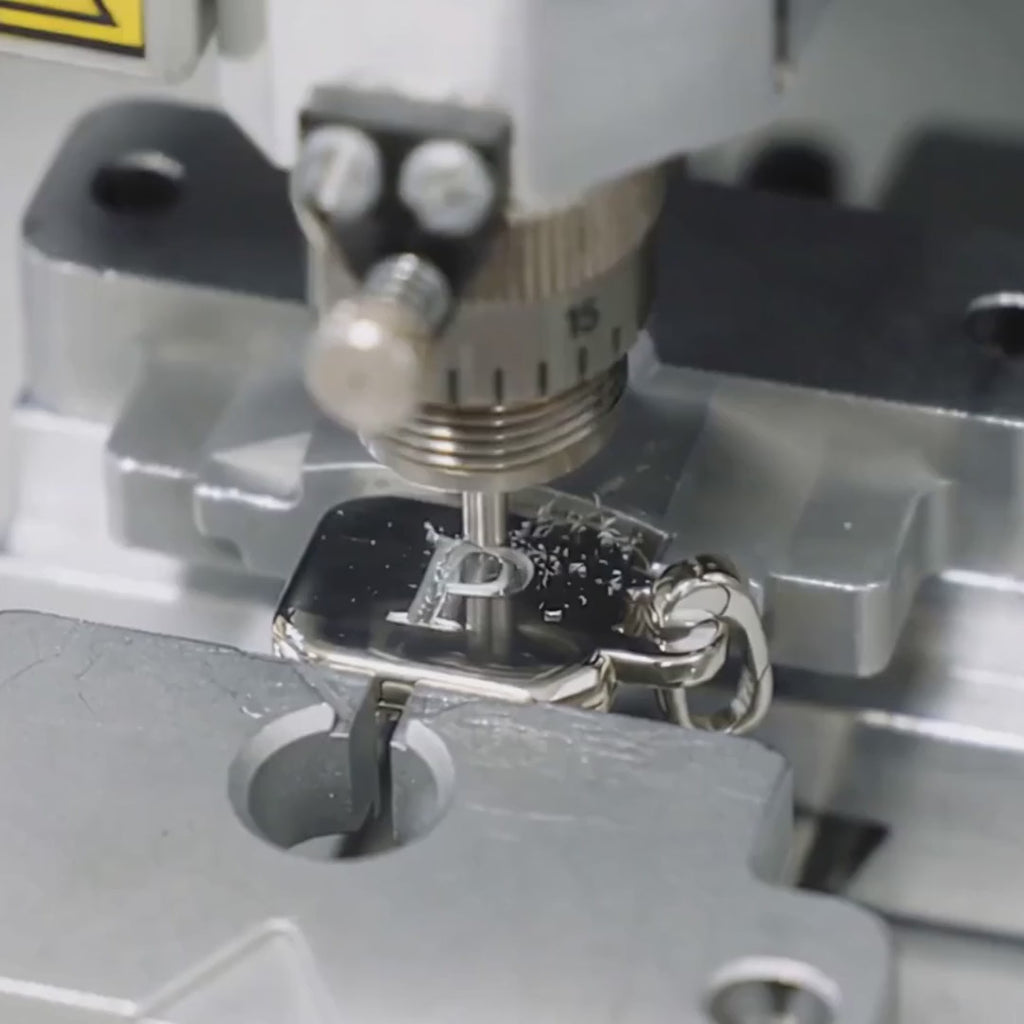 Video zeigt den praezisen Ablauf einer Schmuckgravur bei dem ein Herrenring aus 925 Sterling Silber mit einer traditionellen Gravurmaschine von Hand personalisiert wird als Ausdruck echter Handwerkskunst von Sprezzi Fashion