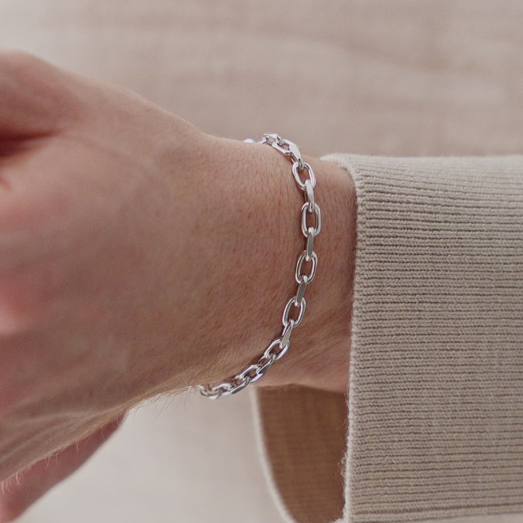 Toggle Herren Armband aus 925 Sterling Silber zeigt wie es im Alltag getragen wird mit natürlicher Ausstrahlung ruhigem Stil und sicherem Sitz am Arm Sprezzi Fashion