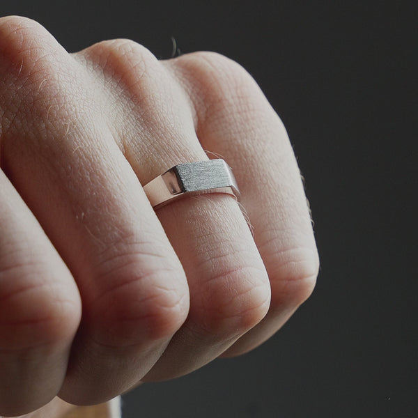 Produktvideo zeigt einen Herren Siegelring aus 925 Sterling Silber im Raw Thin Design, edel verarbeitet und ruhig getragen Sprezzi Fashion