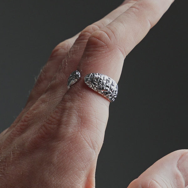 Produktvideo zeigt einen offenen Herren Bandring aus 925 Sterling Silber im futuristischen Meteorit Stil mit rauer Struktur, getragen am Finger Sprezzi Fashion