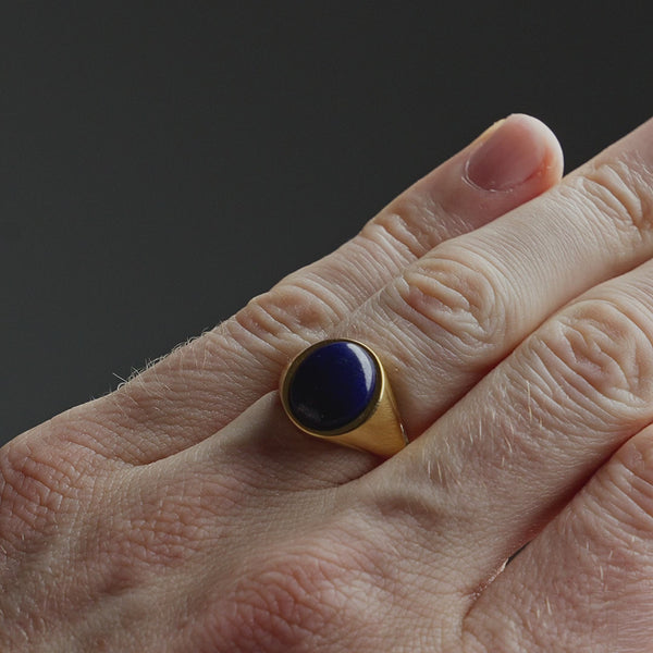 Produktvideo zeigt einen Herren Ring aus 925 Sterling Silber mit vergoldeter Oberfläche und klassischem blauem Lapislazuli Stein, ruhig am Finger getragen Sprezzi Fashion
