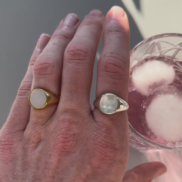 Silberner Siegelring mit Ovalem Pearl Stein Hochwertige Vergoldung Handgefertigt Wasserfest Stilvolles Schmuckstück Sprezzi Fashion