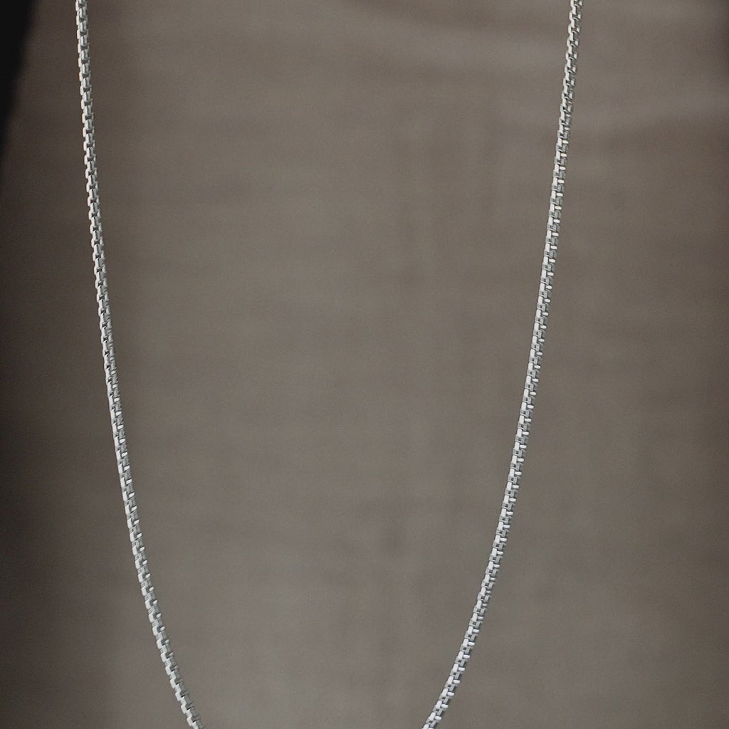 Produktvideo zeigt Big Boxes Herren Halskette aus 925 Sterling Silber in sanfter Bewegung wodurch kantige Gliederstruktur Glanz und maskuline Präsenz deutlich sichtbar werden Sprezzi Fashion