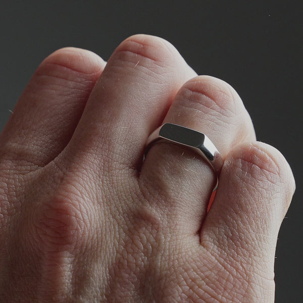 Produktvideo zeigt einen Herren Siegelring aus 925 Sterling Silber im minimalistisch zeitlosen Design mit glatter Gravurfläche Sprezzi Fashion