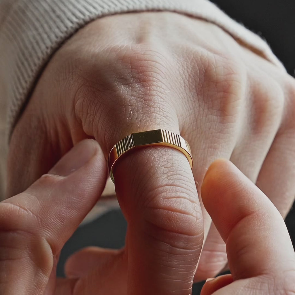 Produktvideo zeigt einen Herren Ring aus 925 Sterling Silber, 18K vergoldet, mit hochwertiger Lines Gravur, sauber verarbeitet am Finger getragen Sprezzi Fashion