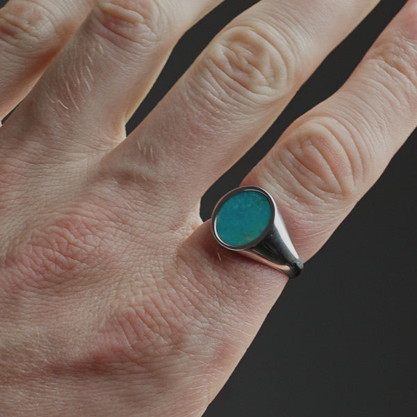 Produktvideo zeigt einen Herren Siegelring aus 925 Sterling Silber mit blau-grünem Türkis Stein in ovaler Form, getragen am Finger mit eleganter Ausstrahlung Sprezzi Fashion