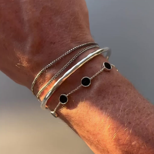 Massives 925 Silberarmband mit poliertem schwarzen Onyx Stein verleiht jedem Outfit eine elegante und kraftvolle Note Sprezzi Fashion