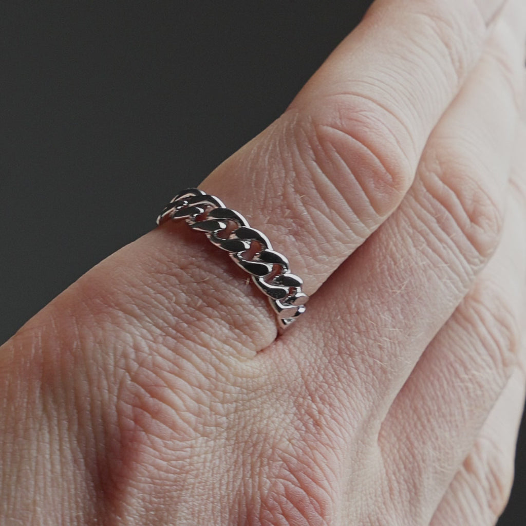 Produktvideo zeigt einen Herren Ring aus 925 Sterling Silber mit durchgängiger Cuban Chain Struktur, getragen am Finger mit zeitloser Wirkung Sprezzi Fashion