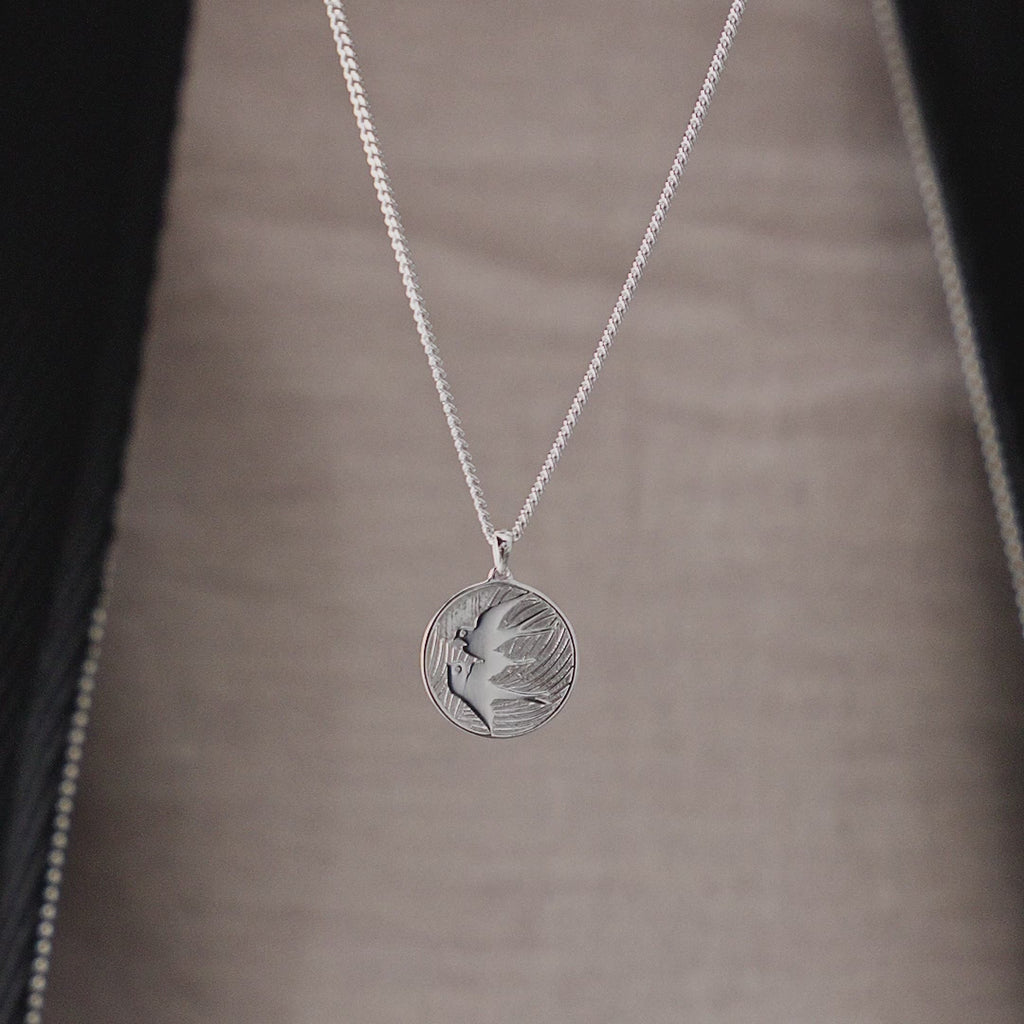 Detailvideo der Herren Halskette mit Peace Anhänger aus 925 Sterling Silber zeigt feine Konturen saubere Verarbeitung und sanfte Lichtreflexion mit ruhiger Ausstrahlung Sprezzi Fashion