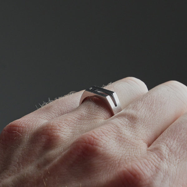 Produktvideo zeigt einen Herren Ring aus 925 Sterling Silber in eckiger Split Form, die geteilte Struktur ist klar erkennbar Sprezzi Fashion