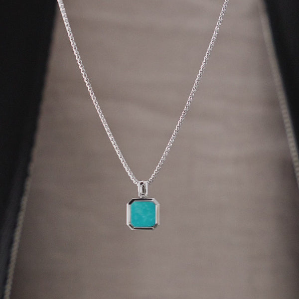 Video Nahaufnahme der Herren Halskette mit blauem Türkis Anhänger aus 925 Sterling Silber zeigt natürliche Maserung lebendige Steinfarbe und präzise Fassung mit eleganter Wirkung Sprezzi Fashion