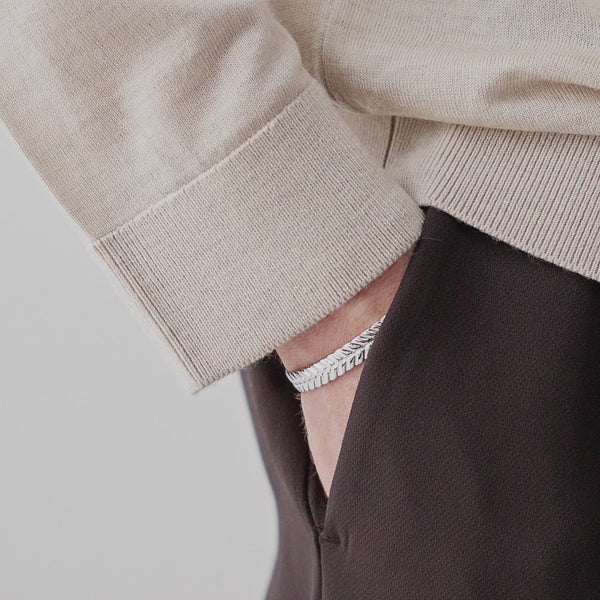 Roman Herren Armreif aus 925 Sterling Silber unterstreicht maskuline Präsenz am Arm und wirkt kraftvoll ruhig und selbstbewusst Sprezzi Fashion