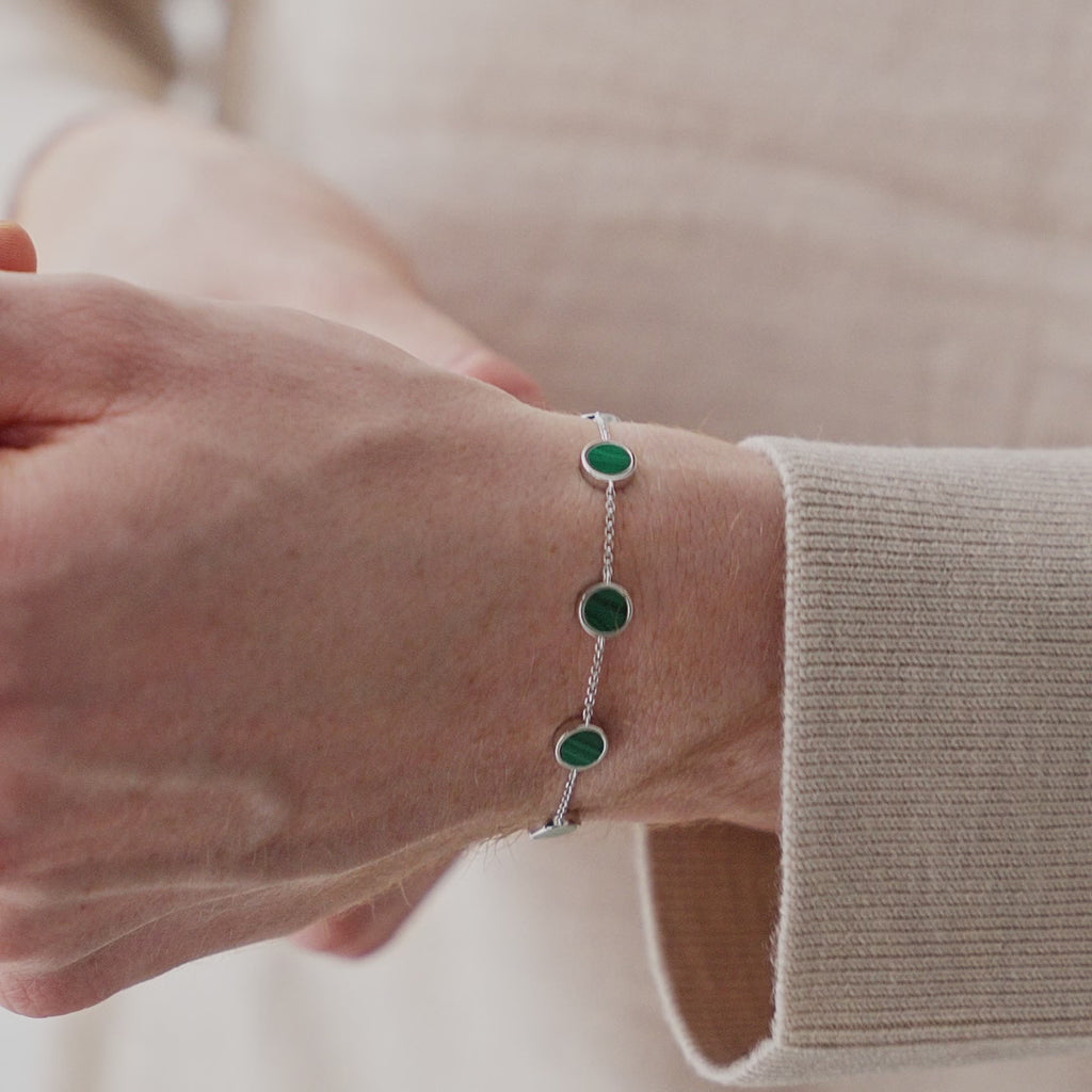 Gruener Malachit Stein im Herren Armband aus 925 Sterling Silber liegt ruhig auf der Haut und zeigt natuerliche Maserung elegante Farbwirkung und maskuline Praesenz Sprezzi Fashion