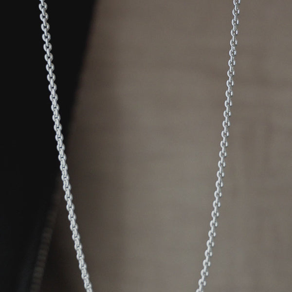 Premium Produktvideo zeigt Herren Halskette im Rolo Stil aus 925 Sterling Silber und hebt hochwertige Verarbeitung robuste Wirkung und zeitlose Herrenästhetik hervor Sprezzi Fashion