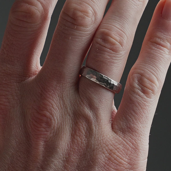 Produktvideo zeigt einen Herren Bandring aus 925 Sterling Silber mit gehämmerter Oberfläche, getragen am Finger mit vintageartiger Wirkung Sprezzi Fashion
