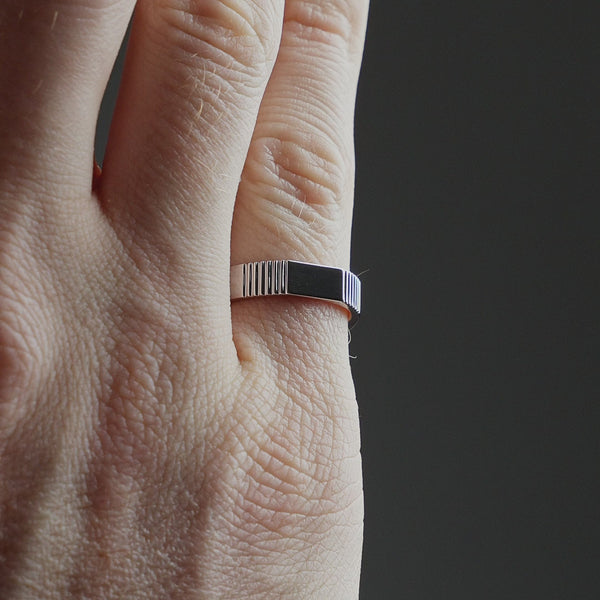 Produktvideo zeigt einen Herren Bandring aus 925 Sterling Silber im Lines Design mit feinen Linienstrukturen, elegant am Finger getragen Sprezzi Fashion