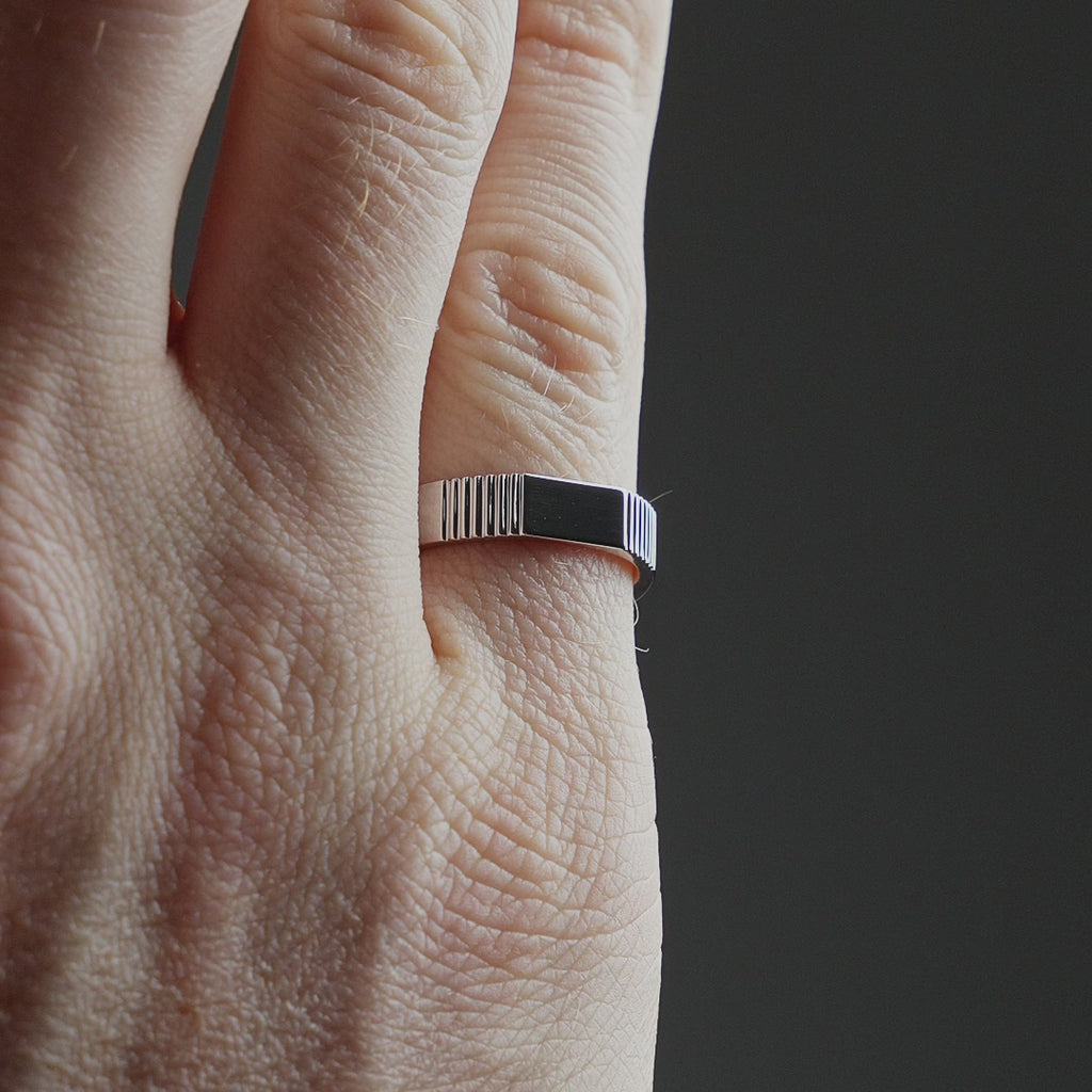 Produktvideo zeigt einen Herren Bandring aus 925 Sterling Silber im Lines Design mit feinen Linienstrukturen, elegant am Finger getragen Sprezzi Fashion