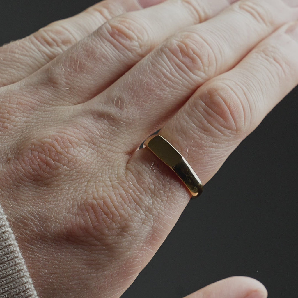 Produktvideo zeigt einen Herren Siegelring aus 925 Sterling Silber, 18K vergoldet, im minimalistisch zeitlosen Design mit glatter Gravurfläche Sprezzi Fashion