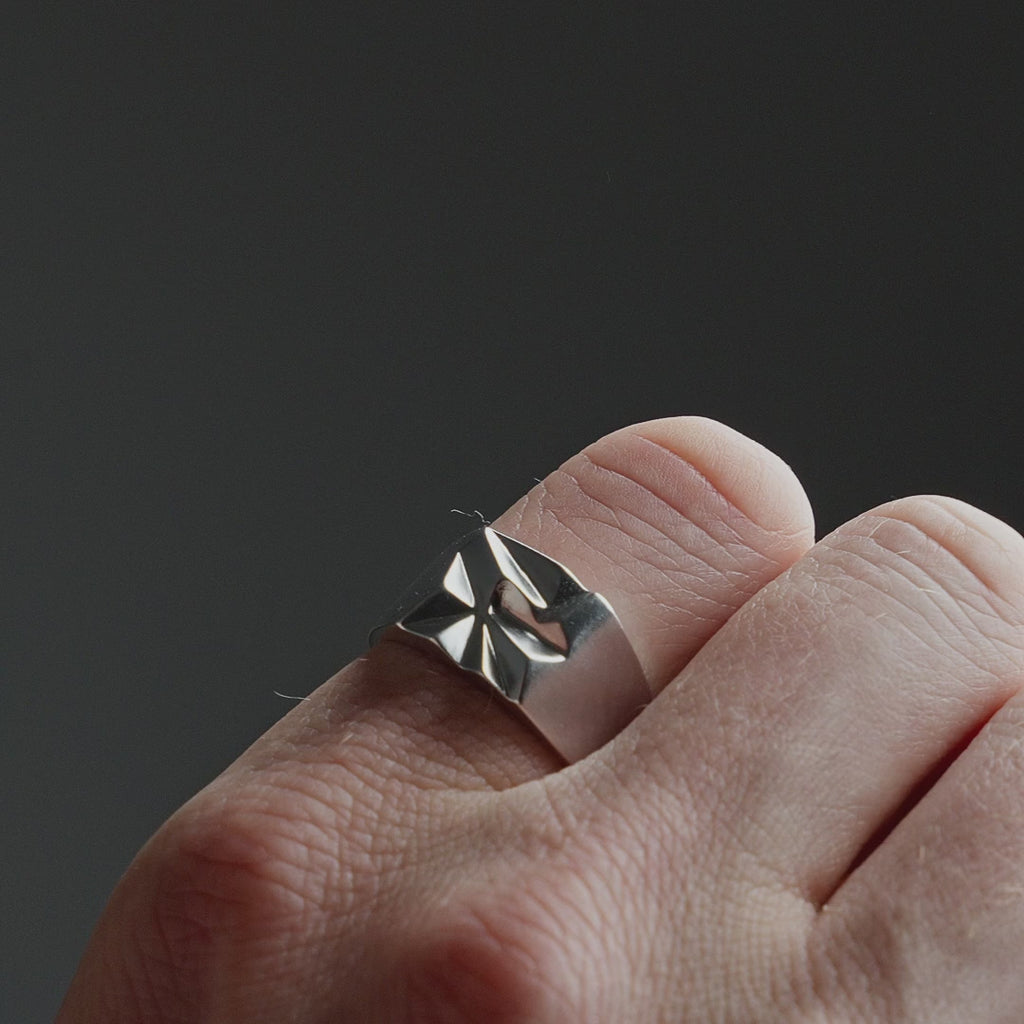 Produktvideo zeigt einen massiven Herren Ring aus 925 Sterling Silber mit markanter Zacken Struktur, getragen am Finger mit kraftvoller Ausstrahlung Sprezzi Fashion