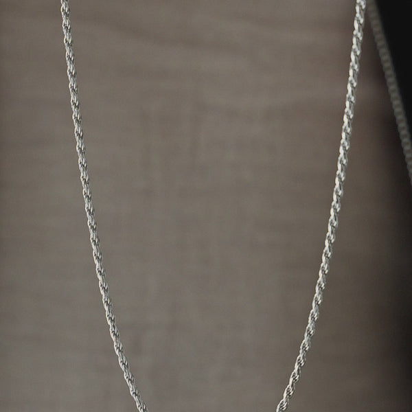 Video hebt Oberfläche der Herren Halskette im Rope Stil aus 925 Sterling Silber hervor und zeigt gleichmäßige Politur gedrehte Struktur und hochwertige Schmuckqualität Sprezzi Fashion