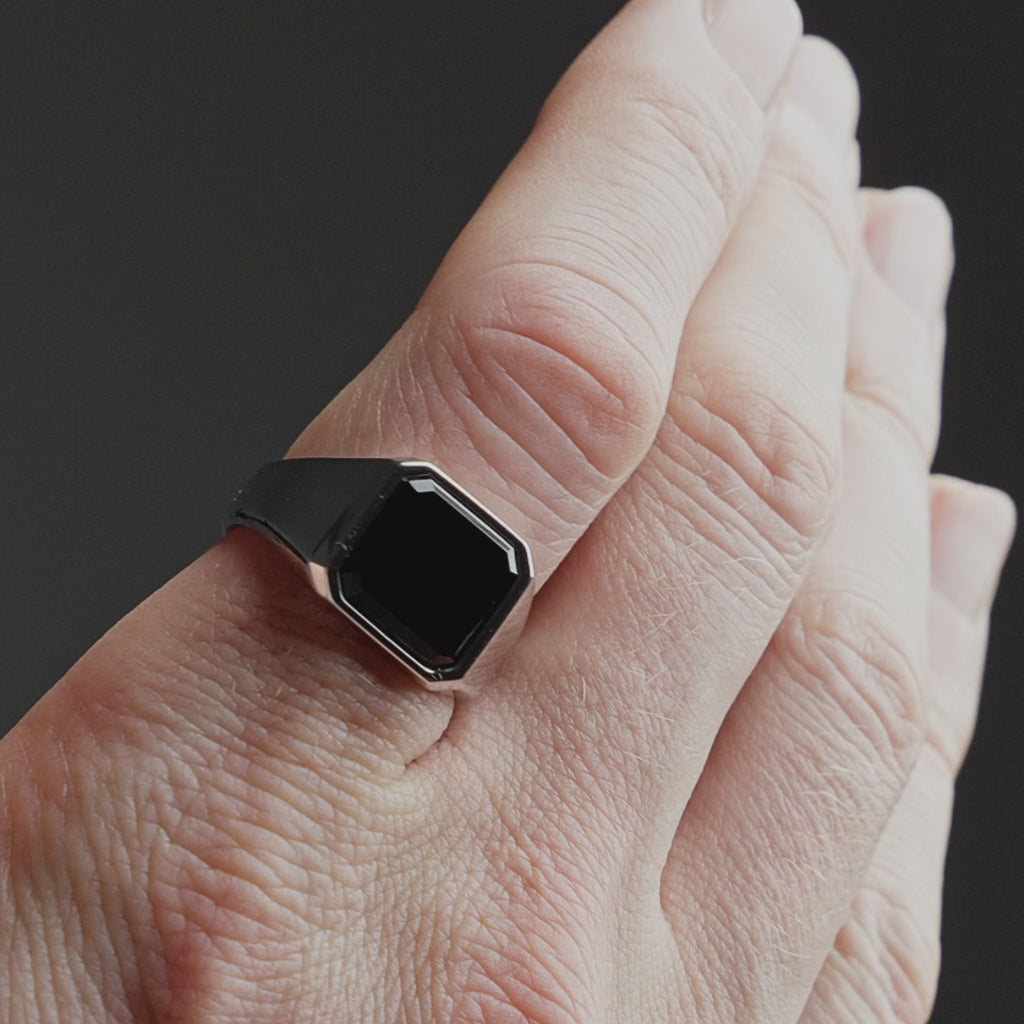 Produktvideo zeigt einen Herren Siegelring aus 925 Sterling Silber mit octagonalem schwarzem Onyx Stein, maskulin und präsent am Finger getragen Sprezzi Fashion