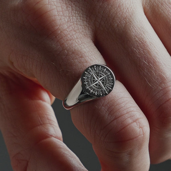 Produktvideo zeigt einen Herren Siegelring aus 925 Sterling Silber und maritimer Kompass Gravur, ruhig am Finger präsentiert Sprezzi Fashion
