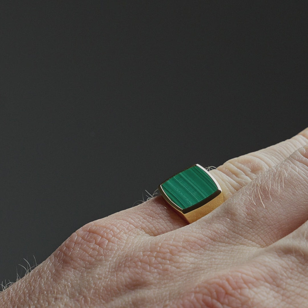 Produktvideo zeigt einen Herren Ring aus 925 Sterling Silber, 18K vergoldet, mit klassischem grünem Malachit Stein, ruhig am Finger getragen Sprezzi Fashion