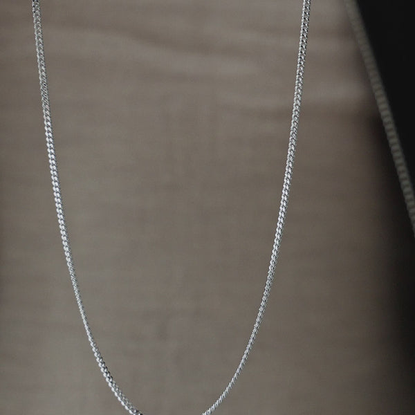 Video Nahaufnahme der Herren Halskette im Curb Panzer Design aus 925 Sterling Silber zeigt präzise Glieder glatte Oberfläche und hochwertige Verarbeitung mit maskulinem Charakter Sprezzi Fashion