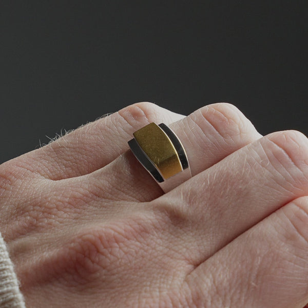 Produktvideo zeigt einen Herren Ring aus 925 Sterling Silber, 18K vergoldet, mit ausdrucksstarker Edgy Form, deutlich sichtbar am Finger getragen Sprezzi Fashion
