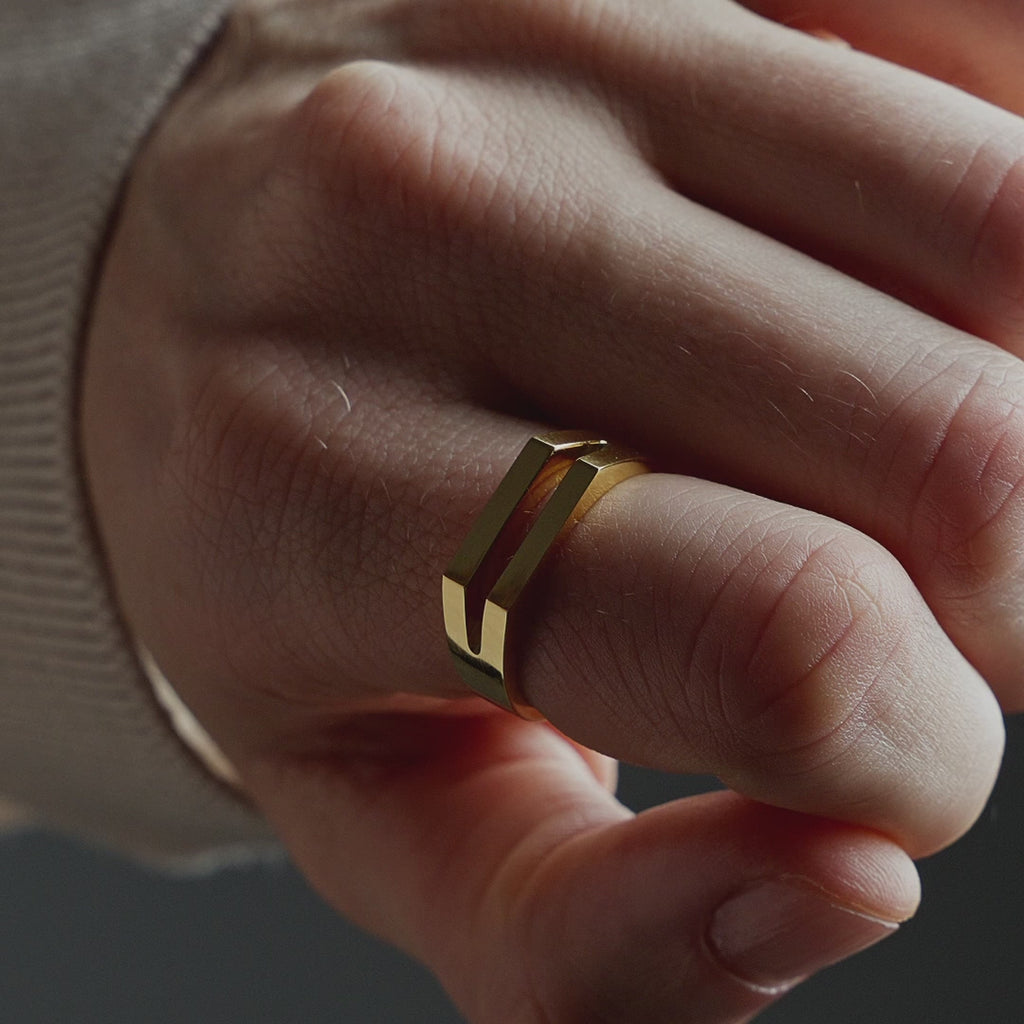 Produktvideo zeigt einen Herren Siegelring aus 925 Sterling Silber, 18K vergoldet, mit geteilter Ringform, deutlich sichtbar am Finger getragen Sprezzi Fashion