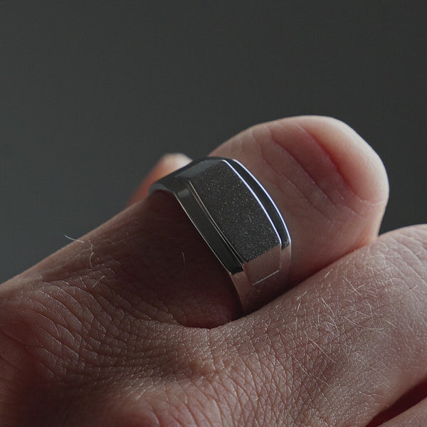 Produktvideo zeigt einen Herren Siegelring aus 925 Sterling Silber im markanten Edgy Design, aus kurzer Distanz am Finger gezeigt Sprezzi Fashion