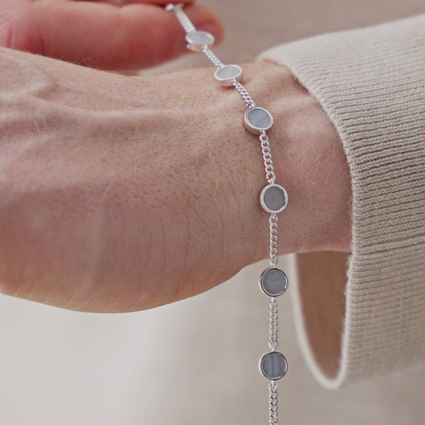 Herren Armband mit Aqua Stein aus 925 Sterling Silber bewegt sich fließend mit dem Handgelenk und zeigt stabilen Halt klare Linien und elegante Präsenz Sprezzi Fashion