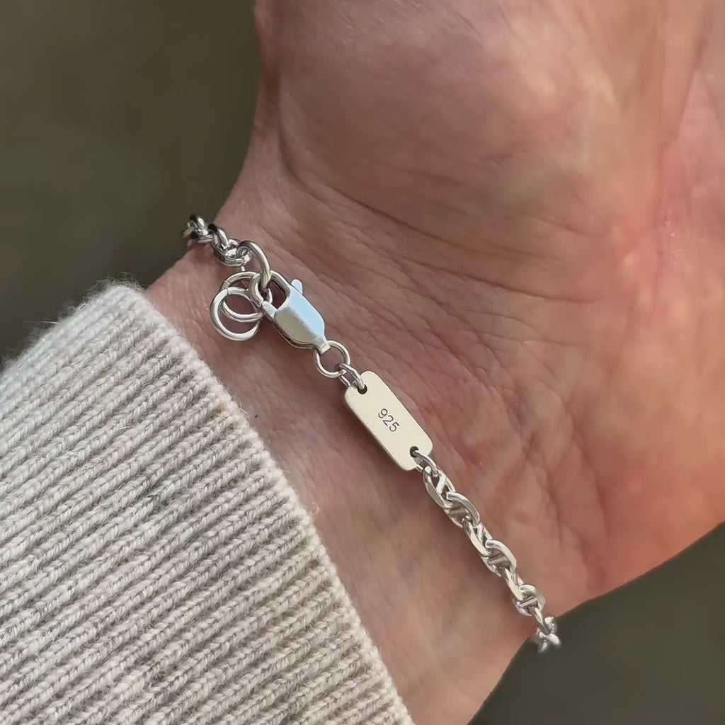 Minimalistisches Silberarmband Herren aus 925 Sterling Silber im Cable Link Design, am Handgelenk getragen, wobei der Karabiner Verschluss und die feine Gliederstruktur detailliert sichtbar werden Sprezzi Fashion