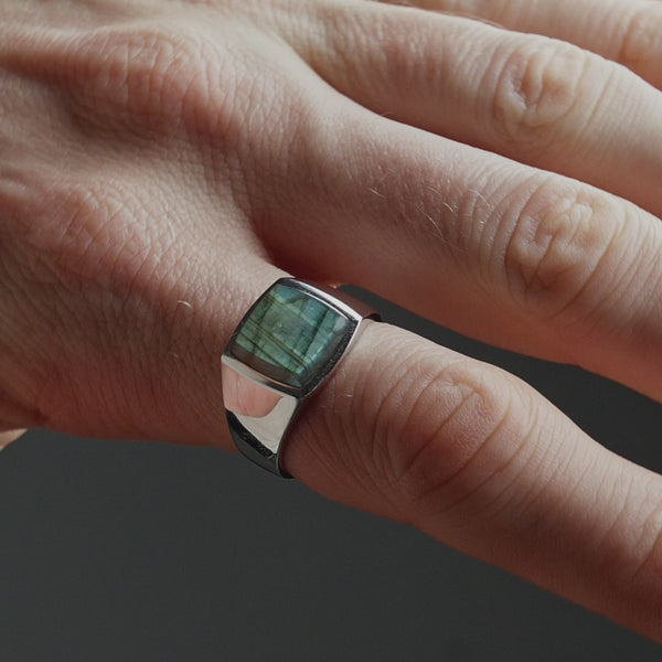 Produktvideo zeigt einen Herren Ring aus 925 Sterling Silber mit grau-grünem Larvikit Naturstein, getragen am Finger mit zeitloser Wirkung Sprezzi Fashion