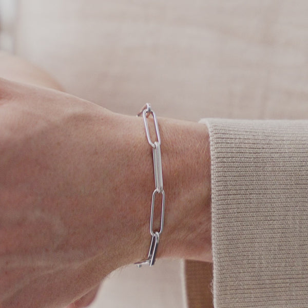 Paperclip Herren Armband aus 925 Sterling Silber liegt direkt auf der Haut auf und zeigt natürlichen Sitz angenehmen Kontakt und maskuline Wirkung am Handgelenk Sprezzi Fashion