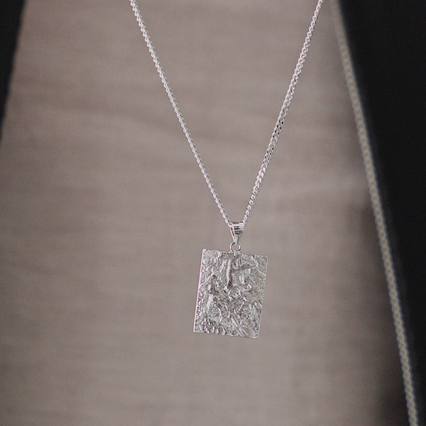 Detailvideo der Herren Halskette mit eckigem Meteorit Anhänger aus 925 Sterling Silber zeigt strukturierte Oberfläche klare Linien und edle Lichtreflexion mit moderner Wirkung Sprezzi Fashion