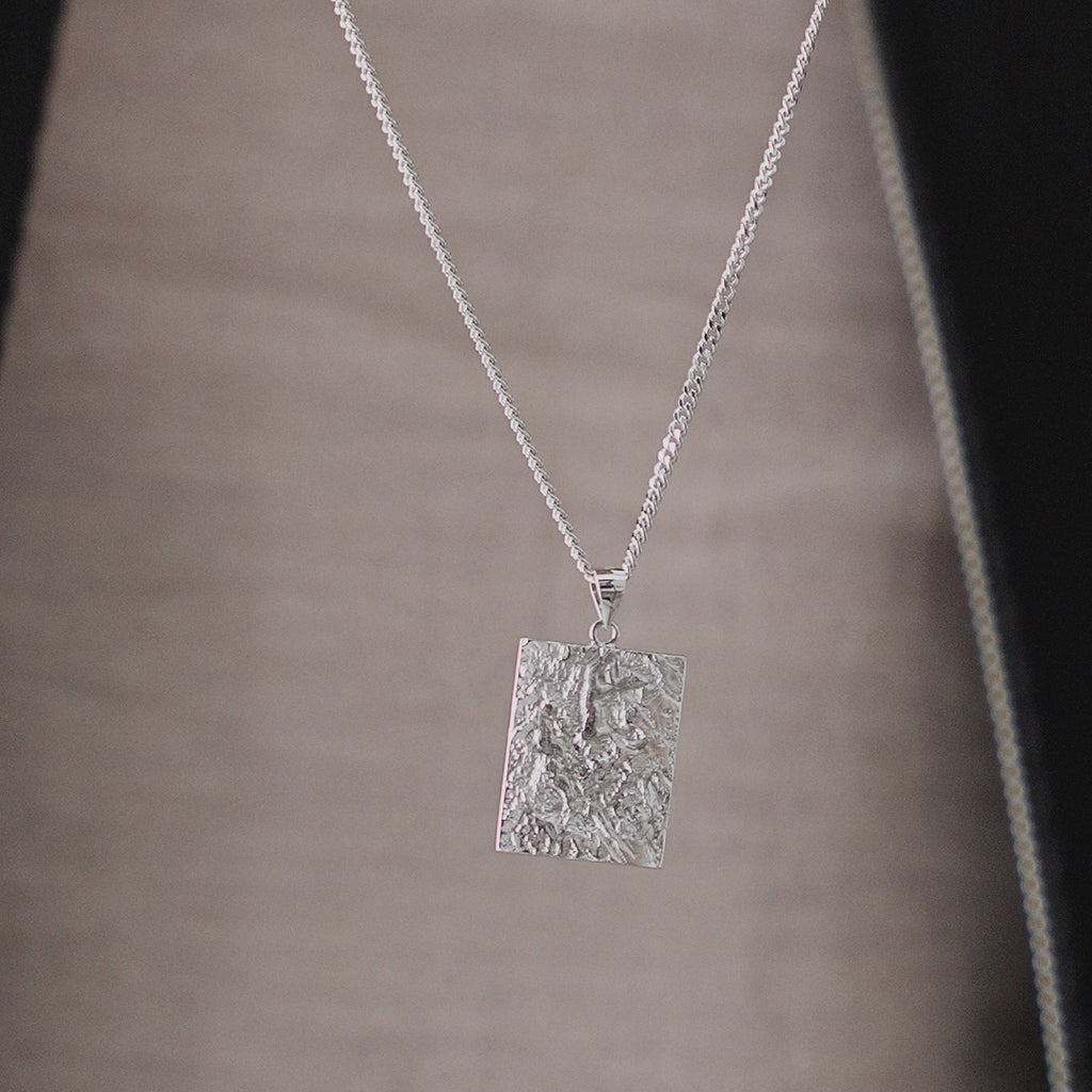 Detailvideo der Herren Halskette mit eckigem Meteorit Anhänger aus 925 Sterling Silber zeigt strukturierte Oberfläche klare Linien und edle Lichtreflexion mit moderner Wirkung Sprezzi Fashion
