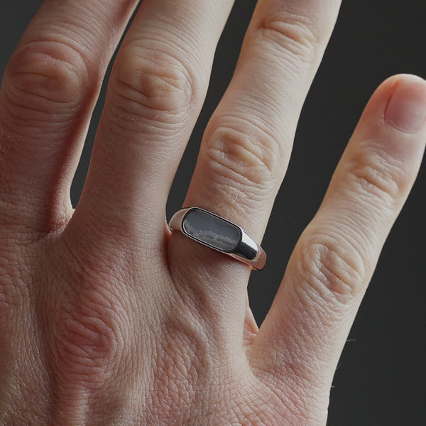 Produktvideo zeigt einen schmalen Herren Siegelring aus 925 Sterling Silber mit blauem Chalcedon Stein, maskulin und präsent am Finger getragen Sprezzi Fashion