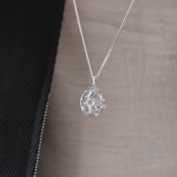 Video Nahaufnahme der Herren Halskette mit ovalem Meteorit Anhänger aus 925 Sterling Silber zeigt markante Struktur feine Details und präzise Verarbeitung mit futuristischem Charakter Sprezzi Fashion