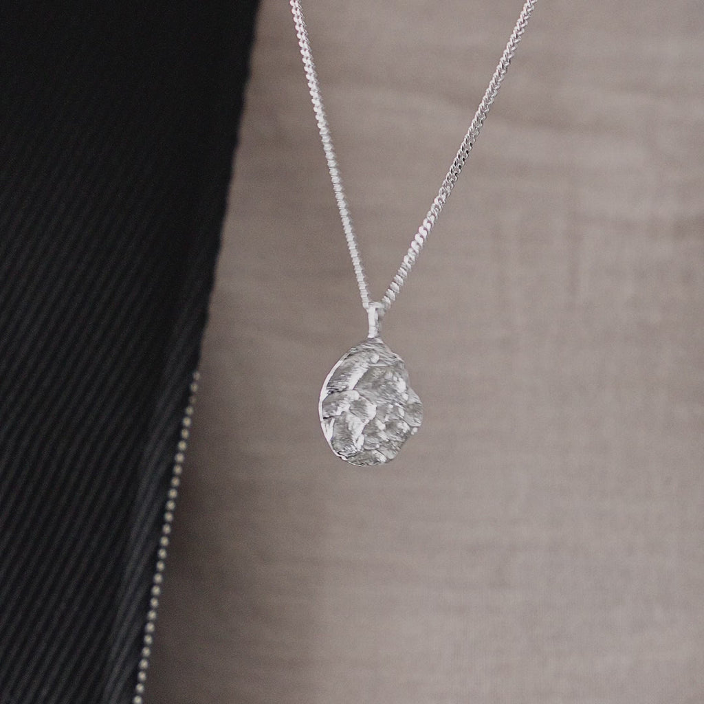 Video Nahaufnahme der Herren Halskette mit ovalem Meteorit Anhänger aus 925 Sterling Silber zeigt markante Struktur feine Details und präzise Verarbeitung mit futuristischem Charakter Sprezzi Fashion