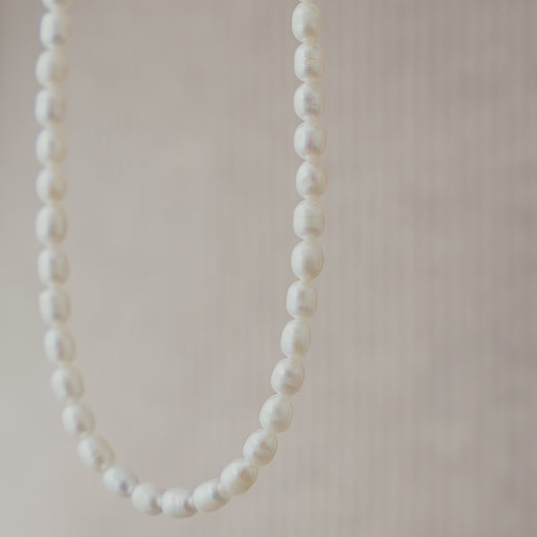 Feine Perlen Halskette aus weißen Süßwasserperlen, deren leicht unregelmäßige Form und sanfter Glanz eine ruhige und elegante Ausstrahlung vermitteln Sprezzi Fashion