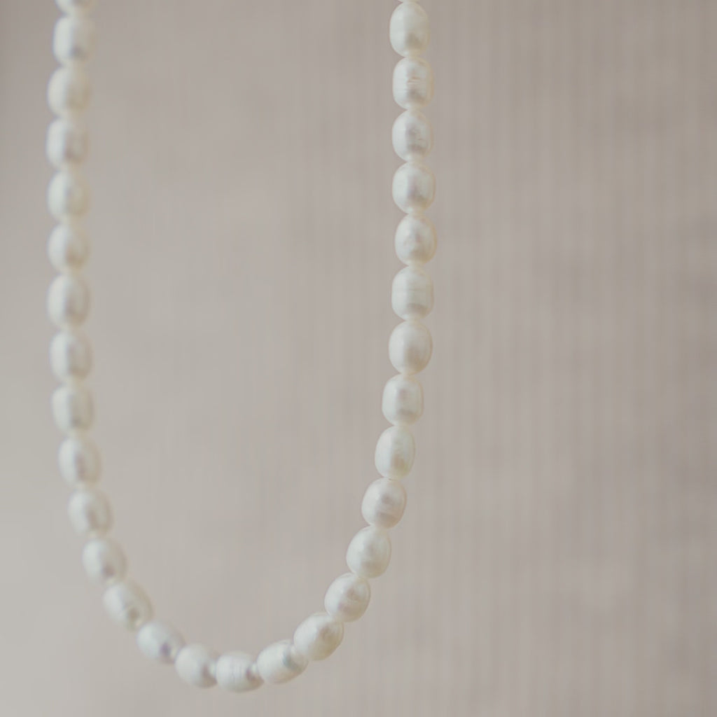 Feine Perlen Halskette aus weißen Süßwasserperlen, deren leicht unregelmäßige Form und sanfter Glanz eine ruhige und elegante Ausstrahlung vermitteln Sprezzi Fashion