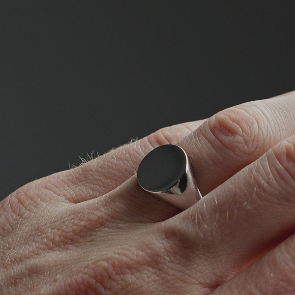 Produktvideo zeigt einen Herren Siegelring aus 925 Sterling Silber mit polierter runder Oberfläche, getragen am Finger Sprezzi Fashion