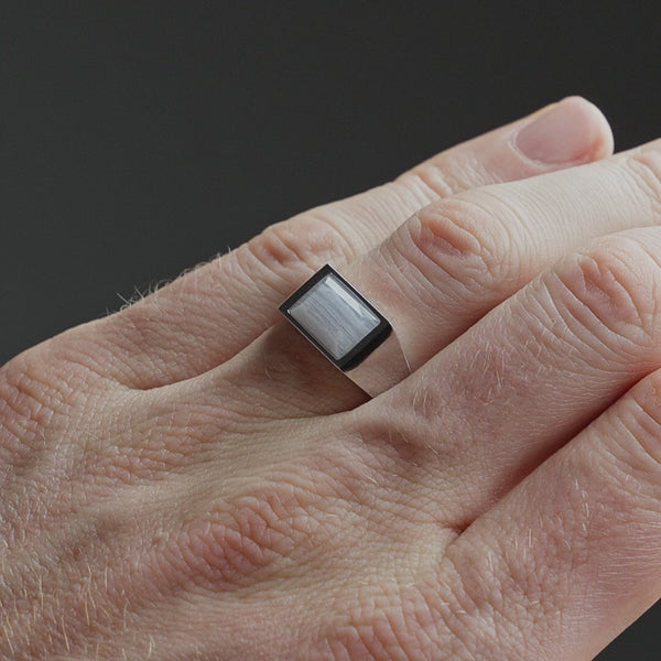 Produktvideo zeigt einen Herren Ring aus 925 Sterling Silber mit blauem Achat Stein, getragen am Finger mit zeitloser Wirkung Sprezzi Fashion