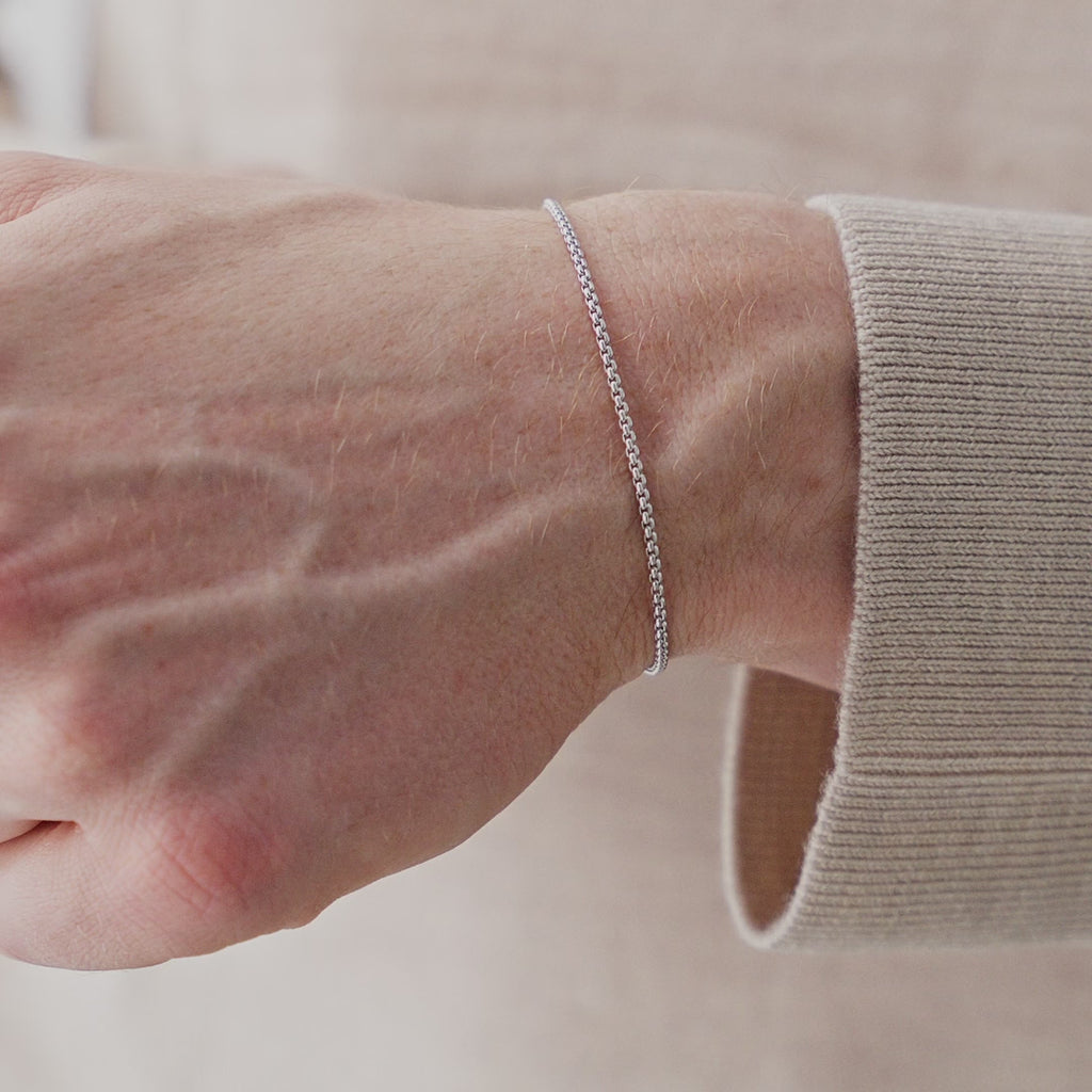 Auf der Haut getragen liegt das Box Thin Armband aus 925 Sterling Silber ruhig an und vermittelt angenehmen Kontakt minimalistische Wirkung und Stilbewusstsein Sprezzi Fashion